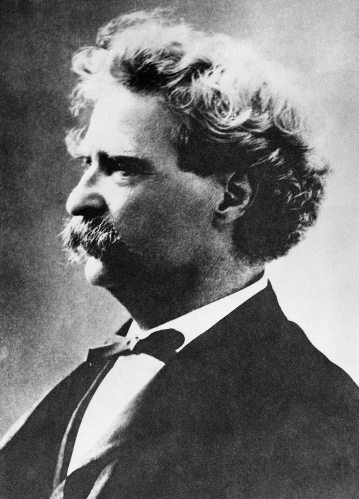 1910: Mark Twain